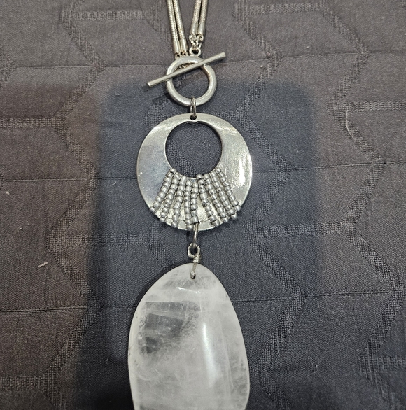 Elegant Silver and White Pendant Necklace - Picture 2 of 4